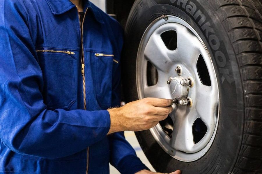 Tightening lug nuts after wheel service