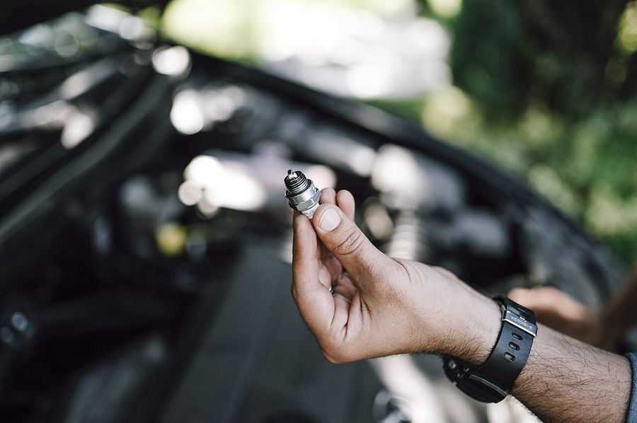 Changing a fuel injector