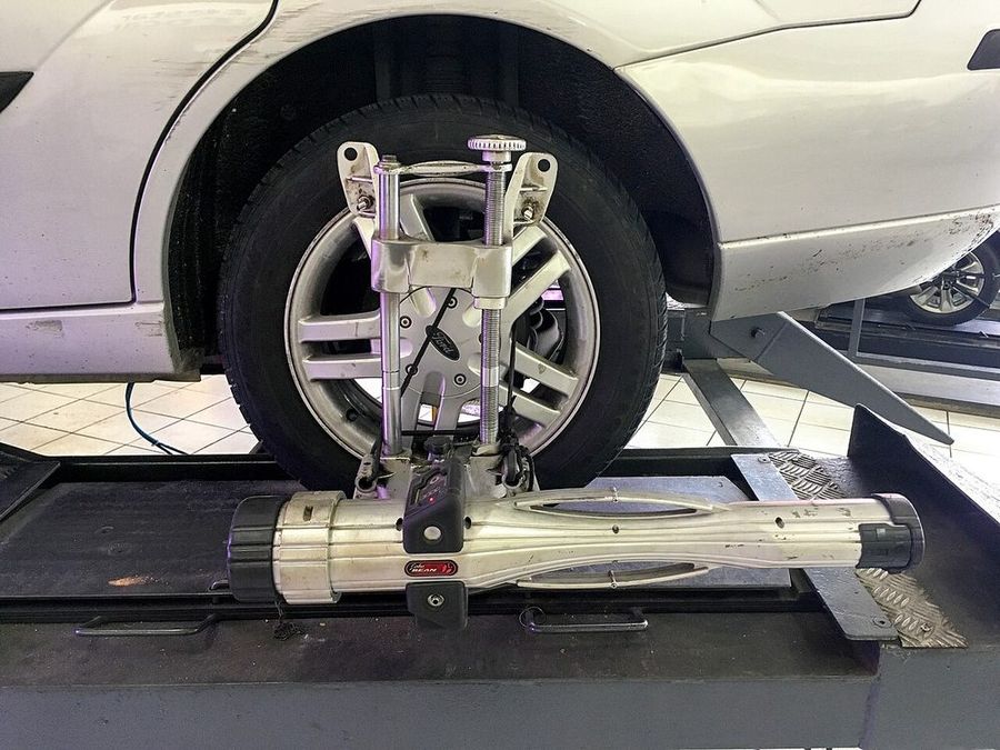 Wheel alignment check on the rack